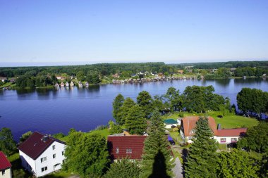 Panorama, Mirower See 'deki Johanniterkirche Mirow' un kilise kulesinin manzarası. Mecklenburg-Batı Pomerania, Almanya.