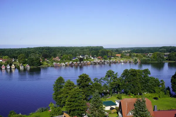 Panorama, Mirower See 'deki Johanniterkirche Mirow' un kilise kulesinin manzarası. Mecklenburg-Batı Pomerania, Almanya.