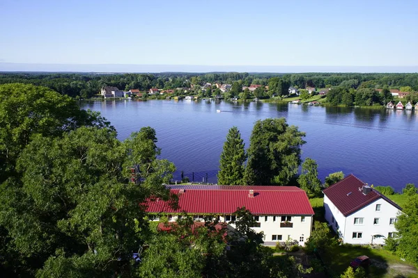 Panorama, Mirower See 'deki Johanniterkirche Mirow' un kilise kulesinin manzarası. Mecklenburg-Batı Pomerania, Almanya.