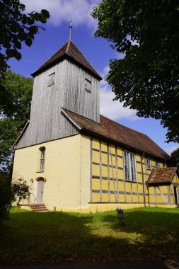 Lrz köyü kilisesi, Mecklenburg Gölü Bölgesi 'nde, Schwarz' ın Evanjelik Luteryan bölgesinde bulunan bir kilisedir. Almanya.
