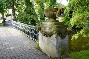 Schlossinsel Mirow 'dan Liebesinsel' e kadar olan köprü Mirower See, Mecklenburg-Batı Pomerania, Almanya