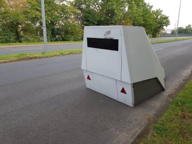 Hız kontrolü, dikkat hız ölçümü. Hız limitinin saatte 50 km olduğu Hanover, Almanya 'da göze çarpmayan bir cihaz tarafından..