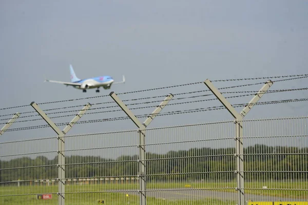 在德国兰根哈根汉诺威机场降落的飞机 — 图库照片