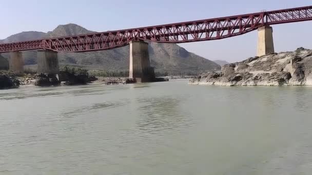印度河上的一座古老的铁路桥 桥头堡火车站 Kpk — 图库视频影像