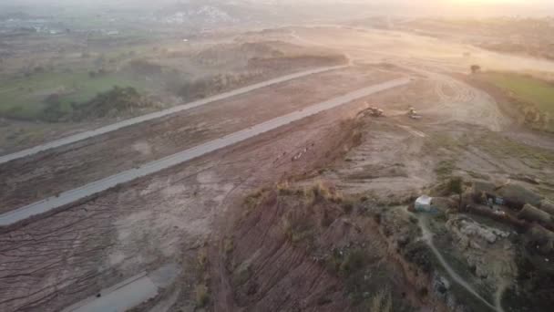 Capturado Por Drone Pode Testemunhar Justaposição Vida Rural Progresso Moderno — Vídeo de Stock