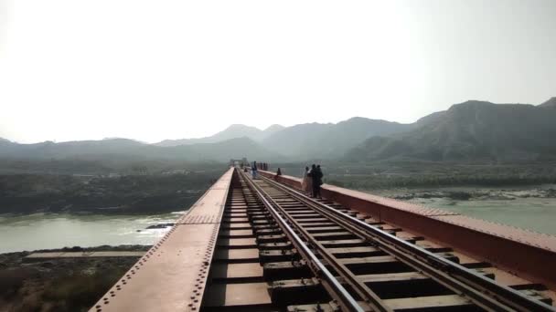 川に架かる鉄道橋 — ストック動画