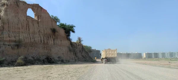 Off Road Mountain 'ın güneşli bir günde deliği var.