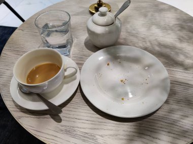 Masadaki bir fincan çayın yakın çekimi.