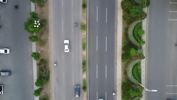 在拥挤的公路交通中行驶的汽车和卡车的空中景观 — 图库视频影像