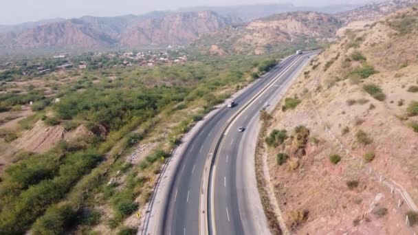 パキスタンのチャクワルパンジャブ近くのイスラマバード ラホール高速道路のドローンビュー — ストック動画