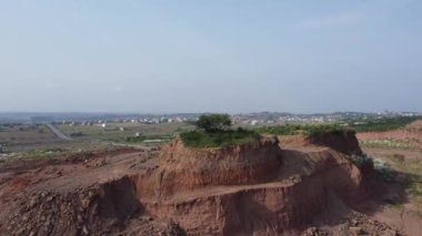 Dağın tepesindeki Lonley ağacının yüksek açılı görüntüsü