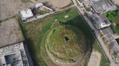 Bu Budist stupa mankiala köyünde, ve bu 4k insansız hava aracı çekiminde Budist dininin dini mekanı farklı açılar göreceksiniz..
