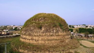 Bu Budist stupa mankiala köyünde, ve bu 4k insansız hava aracı çekiminde Budist dininin dini mekanı farklı açılar göreceksiniz..