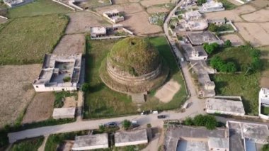 Bu Budist stupa mankiala köyünde, ve bu 4k insansız hava aracı çekiminde Budist dininin dini mekanı farklı açılar göreceksiniz..