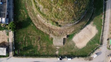 Bu Budist stupa mankiala köyünde, ve bu 4k insansız hava aracı çekiminde Budist dininin dini mekanı farklı açılar göreceksiniz..