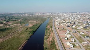 Nefes kesen bir hava manzarası bir şehir merkezinin, büyüleyici bir sahil yolunun, bir yılan nehrinin, bereketli ormanların ve verimli tarım alanlarının manzarasını vurgular..