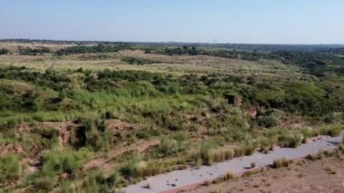 Uzak bir bölgenin olağandışı panoramik drone görüntüsü az gelişmiş bir kasabanın sokaklarını ve altyapısını geniş arazilerin yanında sergiliyor. Rawalpindi Pakistan 12 Ekim 2024