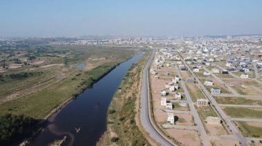 Tarım arazisi olan şehir yolu ve nehrin yüksek açılı panoramik manzarası