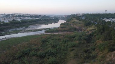 Kuğu Nehri Günbatımında