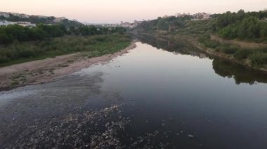 Çarpıcı 4K hava görüntülerinde kirli Kuğu Nehri üzerinde uçan bir dron bulanık suları yakalıyor..