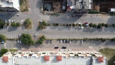 Bir binanın yanındaki birkaç araçla birlikte bir otoparkın insansız hava aracı görüntüsü. Bölge 10: 30 Rawalpindi Pakistan 'ı net bir şekilde gösteriyor.