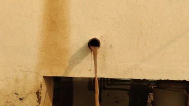 Su tankı temizleme işlemi sırasında borudan kirli ve çamurlu su geliyor.