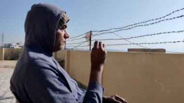 Adam sigara içiyor ve çok düşünüyor.
