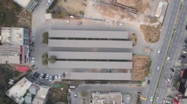Park yeri tozlu güneş paneliyle kaplı ticari alanda yol kenarında Rawalpindi Pakistan 12: 20 2024