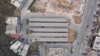 Güneş paneliyle kaplı otopark ve güneş sistemi Rawalpindi Pakistan caddesi 12: 20 2024 yakınlarındaki ticari alanda tozla kaplıdır.