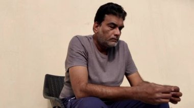 Adam sola bakıyor, sonra eline dikkat et.