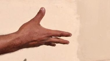 Kahverengi el kullanan birine hayır demek.