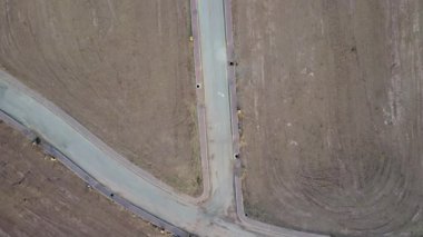 İnsansız hava aracı anketi bir yerleşim bölgesi yakalıyor, köşe bölgeleri ve gayrimenkulleri vurguluyor.