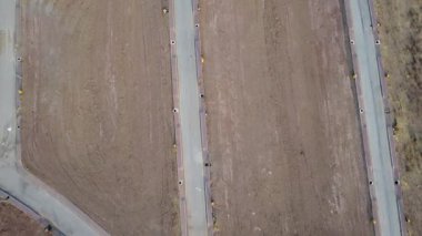 4K İHA, bir köşe arazisinin arazi araştırmasını yakalıyor, gayrimenkul kavramları sergiliyor..