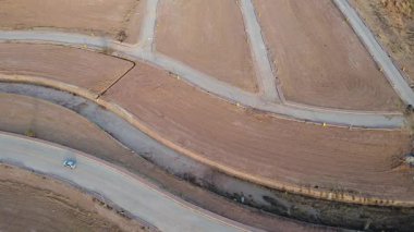 Bir yan görüntü drone 'u boş arazilerin incelenmesini yakalıyor, gayrimenkul sergileniyor..