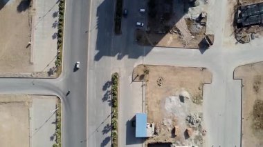 Bina inşaatından önce birkaç araba ve bisikletin yolda sürdüğü İHA videosu