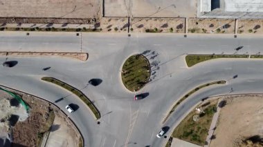 Trafiğin farklı yönlerden aktığı döner kavşağın drone görüntüsü