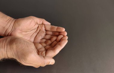 Karşısında El ele tutuşan Müslüman Adam 'ın arkaplanı kahverengi, Ramazan ve İslam