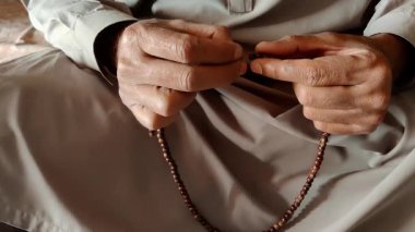 Ramazan ayininde dua eden kişi ruhani yansıma ve İslam geleneği sırasında