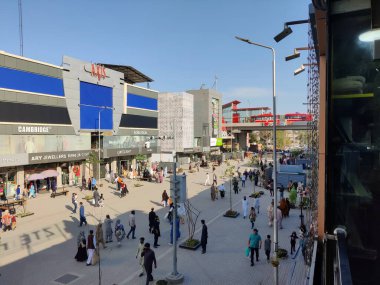 Yaya Bölgesi Şehir Yenilenmesi Kalabalık Ticari Alanlarda Yürüyüş Vibrancy Konsepti ve metro otobüs durağı 23 Mart 2025 Rawalpindi Pakistan