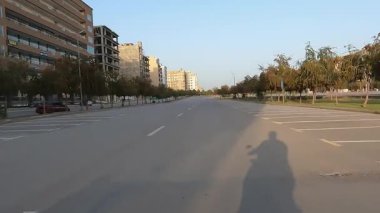 2 Nisan 2025 Rawalpindi Rawalpindi Pakistan, Clear Sunlit Shadow ile Boş Ticari Park Alanında Motosiklet Sürücüsü