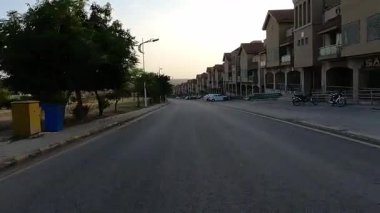 Solunda ıssız bir yol bulunan özdeş binalar sırası şehir izolasyonu ve mimari simetriyi vurguluyor, 2 Nisan 2025 Rawalpindi Pakistan