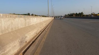 2 Nisan 2025 Rawalpindi Pakistan şehir altyapısını vurgulayan güvenlik bariyerini ve devam eden trafiği vurgulayan bir köprünün yan açılı çekimi