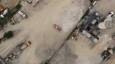 Beton Bataryalarının Hazır Karışık Kamyonlarla Endüstriyel Hava Çekimi Pakistan Bulutlu Günü 4K İHA Görüntüsü