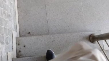 Merdivenlerden inen şık ayakkabılı bir adamın yakın plan fotoğrafı. Hareket halinde ayaklara odaklanmış. Şehir içi yaşam tarzı ya da günlük seyahat kavramı.