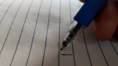 Beyaz kağıda yanlış bir şekilde merhaba yazan kişi eğitim veya dil öğrenimi için hata kapatma konsepti