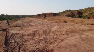 Issız Dağ Bölgesinde Hızlı Hareketli Drone Ağır Makinenin Toprak Kestiği ve Gün Işığında Seviyelendirdiği İnşaat Alanına Yaklaşıyor