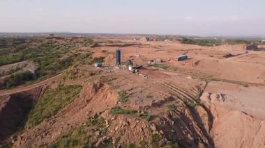 Uzak Dağ Bölgesi 'nde faaliyet gösteren Büyük Taş Ezici Santralinin Hava Aracı Görünümü Endüstriyel Makine, Tozlu Çevre ve Rocky Arazisi