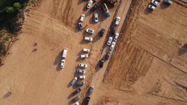  Tozlu Açık Alan Terk Edilmiş Aracın Otoparkı 'na park edilmiş Çoklu Arabaların Hava Aracı Görüntüsü