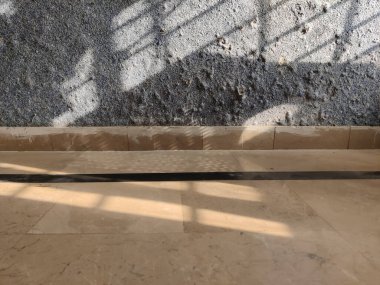 Mantar Duvarı Güneş Işığı Altında Çürüyor Beyaz Mermer Kiremitler Üzerinde Derin Gölgeler