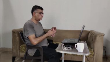 Rahatsız Uzaktan İşçi Yazın Çevrimiçi Çalışırken Yüzü Silmek İçin Bez Kullanır